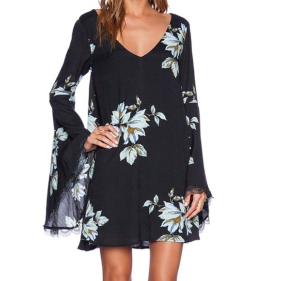 Free People Dresses & Skirts - Free People brand floral dress with flare sleeves